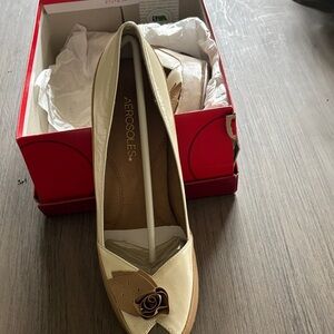 AEROSOLES Cream and Tan Floral Accent Pointed Toe Heels